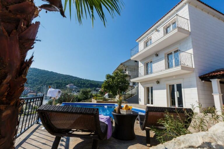 08-2021-16-luxury-seafront-villa-Trogir-1.jpg