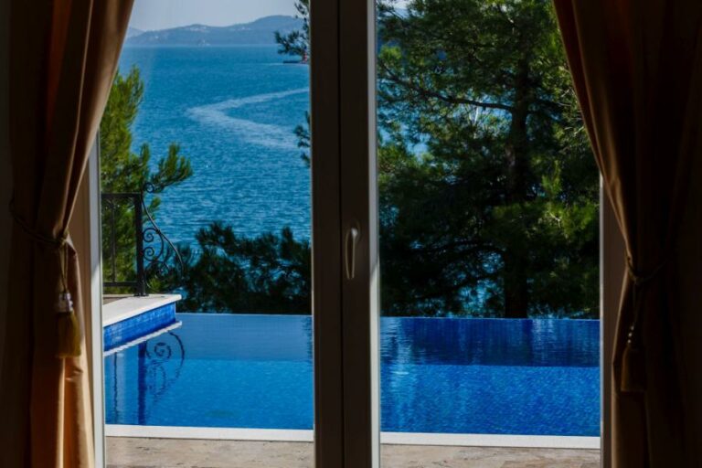 09-2021-16-luxury-seafront-villa-Trogir-1.jpg