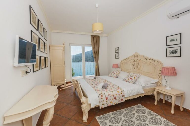 12-2021-16-luxury-seafront-villa-Trogir-1.jpg