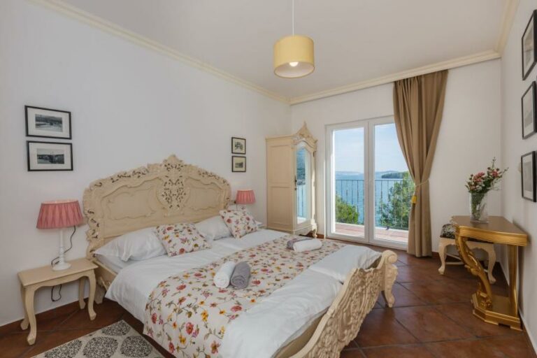 14-2021-16-luxury-seafront-villa-Trogir-1.jpg